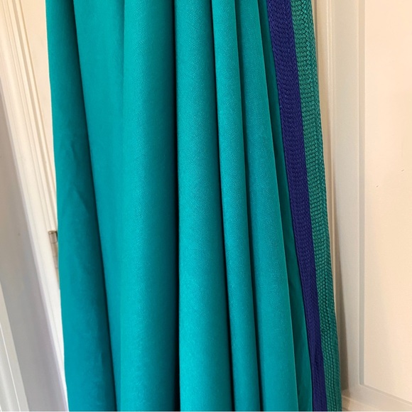 Beautiful table runner, NWT, deep turquoise - Picture 5 of 6